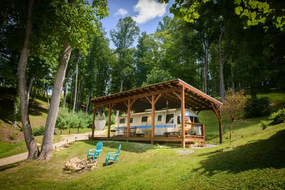 Airstream Glamping at a Petting Zoo and Hot Tub - Image 1