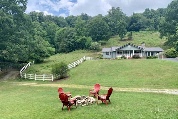 Gingerbread Hot Tub and Access to Farm Petting Zoo - Image 1