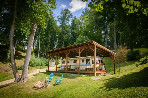 Airstream Glamping at a Petting Zoo and Hot Tub - Image 1