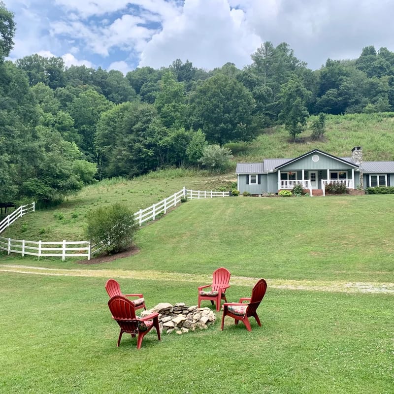 Gingerbread Hot Tub and Access to Farm Petting Zoo
